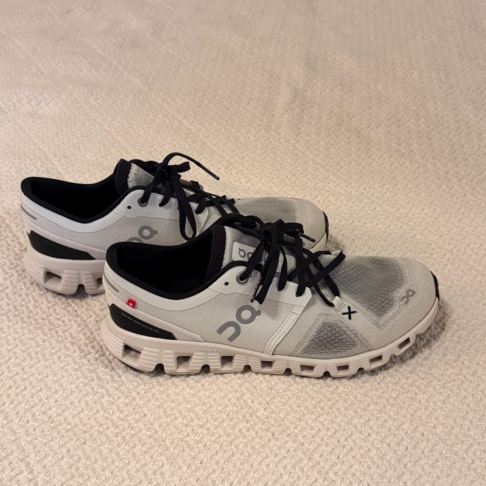 On Running Cloud Sneakers – Women’s 8 – White – Lightweight